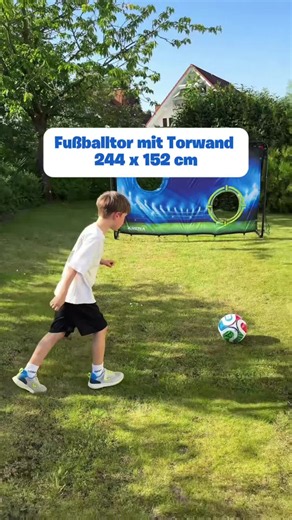 🔎 247552: 59,99 € / CHF 59.95* TOOOOR! ⚽ Mit dem Fußballtor mit Torwand verwandelt ihr euren Garten direkt in einen Trainingsplatz. Die Größe von ca. 244 x 152 cm bietet viel Platz für kleine Matches, gezieltes Schusstraining und spannende Torwand-Duelle. Dank Metallrahmen, strapazierfähigem PE-Netz und Bodenankern ist das Tor schnell aufgebaut und bereit für eure nächste Spielrunde. 🥅 🚚 Versandkostenfrei ab 20€/CHF 29. Gilt nicht für Sperrgut-& Speditionsartikel. *Preise gültig bis mindesten