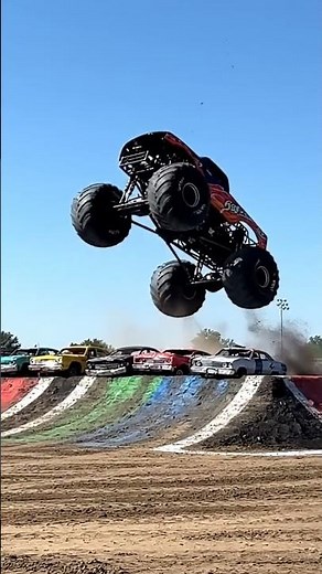 Monster Truck Jumping Cars 🚙🔥