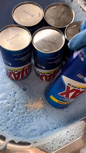 61K views · 1.8K reactions | My videos are repetitive because I love bleach and blue products  #spongesqueezing #spongeasmr #spongetok #cleantok #asmr #fyp | suddzen | Facebook