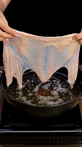 L'astuce géniale qui va changer votre façon de cuisiner le poulet ! La sauce huile: 100 ml poivre noir: 2 g poivre noir: 2 g ail en granulé: 3 g Ingredientes peau de poulet: 1 pc un poulet entier: 1 pc beurre: 170 g sel: 4 g romarin séché: 4 g ail: 20 g pommes de terre: 600 g carotte: 3 pc champignons: 300 g sel: 4 g huile: 20 ml romarin: 10 g beurre: 170 g ail: 30 g moutarde: 50 g oignon de printemps: 20 g | Savoureux.tv