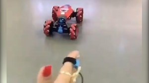 El hareketleriyle kontrol edilebilen robotik araç