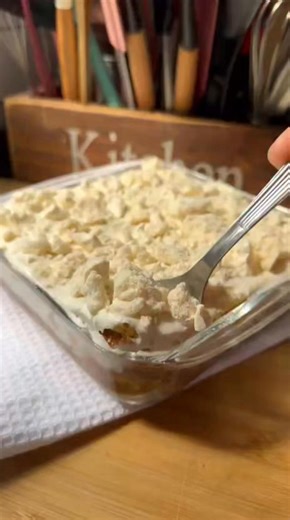 Postre sin horno y que no falla, nunca. Necesitas : -Pionono o vainillas -Dulce de leche -Crema chantilly(crema de leche, azúcar y esencia de vainilla) -Duraznos o frutillas -Merenguitos . #recetasfaciles #postrefacil | La pasamos comiendo