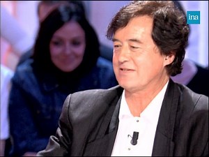 GUITARISTE LÉGENDAIRE. Fondateur avec Robert Plant du groupe de hard rock Led Zeppelin, Jimmy Page évoque sa rencontre déterminante avec la musique d’Elvis Presley, et revient sur ses débuts dans les années 60. Encore inconnu du grand public, il collabore alors avec de nombreux artistes dont les illustres artistes Français Johnny Hallyday, Michel Polnareff et Françoise Hardy. | INA