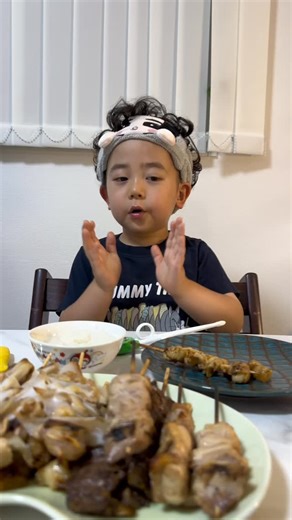 とあぴー🥦🍛 on Instagram: "とあぴーは焼き鳥で皮が大好き🐥 16年後とあと焼き鳥をあてに乾杯することがパパとじぃじの夢🍻 ◼︎とあぴーファミリーの好きなテレビ番組 ・有吉くんの正直散歩 ・吉田類の酒場放浪記 ・孤独のグルメ ・町中華で飲ろうぜ ・ナンバーワン戦隊ゴジュウジャー #晩ごはん #焼き鳥"