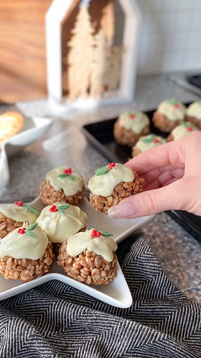 Tis' the season for Christmas themed treats and our chocolate rice krispie mini puddings are no exception! Find the full recipe below 👇 INGREDIENTS • 100g milk chocolate • 120g butter • 4 mars bars • 200g rice krispies • 50g white chocolate • Green fondant icing, for decorating • Red sprinkles, for decorating METHOD 1. Roll out your green fondant icing and cut leaf shapes. Set aside to dry. 2. Cut the mars bars and chocolate into small pieces and add to a bain marie with the butter. 3. Allow th