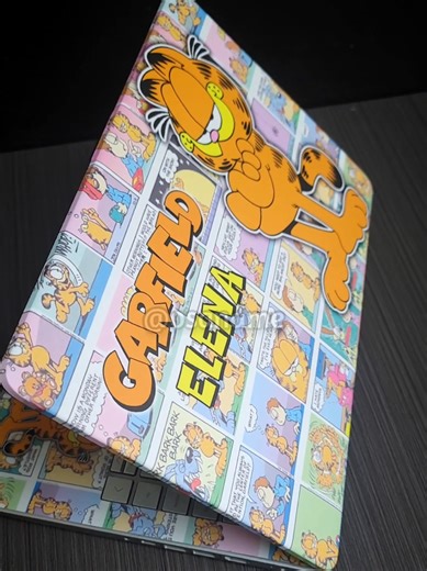Laptop hp invadida por #garfield 😾 😎 Elena personalizo su laptop 🛡 Proteccion antirayones 🗓 #Skin con años de duración 👉🏻 Tu diseño, tu estilo, tu ordenador 🦎 Somos #osandme . #garfieldthecat #skinlaptop