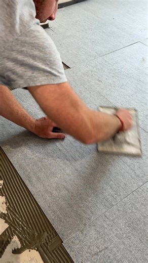 🔇Schlüter®-DITRA-SOUND est la solution pour une isolation acoustique sous carrelage en pose collée. Cette option technique est idéale en rénovation pour recouvrir un ancien sol sans avoir à le déposer tout en améliorant l'acoustique des locaux. 📉Le gain correspond à une réduction de plus de 50% des bruits perçus. Cette solution réunit les caractéristiques suivantes : 📌Isolation contre les bruits de choc 📌Pontage des microfissures 📌Répartition des charges | Schlüter-Systems France