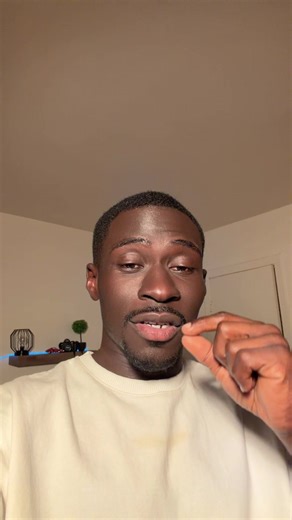 Un homme nommé Moustapha Sine, âgé de 38 ans, a été arrêté par la DSC. * Il est accusé d’avoir arnaqué des femmes célibataires sur Facebook pendant environ 6 mois. * Il utilisait plusieurs faux comptes avec différentes identités pour approcher ses victimes. * Son mode opératoire : * Il se faisait passer pour quelqu’un vivant aux États-Unis. * Il proposait le mariage pour gagner la confiance. * Lors de rendez-vous (souvent au restaurant), il profitait pour voler les téléphones des victimes et dis