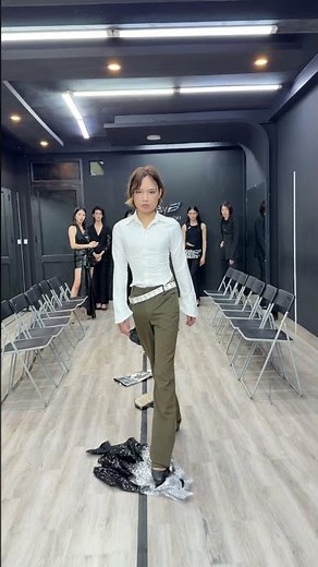 Scenario: On the runway, if the model in front drops something, how will the model behind handle it?