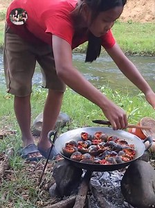 605K views · 7.8K reactions | Easy Survival Food: Catching & Cooking Snails for lunch Part 11 | Jungle Food TV | Facebook