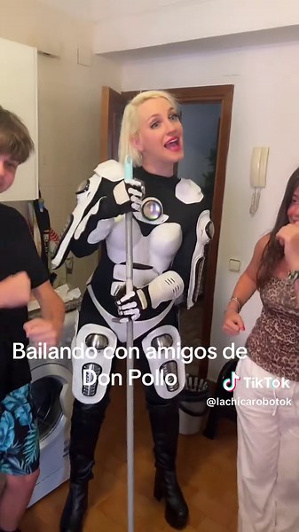 Bailando con Amigos de Don Pollo