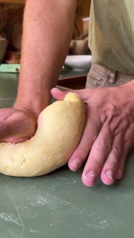 Julius Roberts on Instagram: "Courgette Lasagna! With homemade pesto, fresh pasta and a lemony béchamel. Oozing with zingy béchamel, dotted with pesto and singing with garlicky courgettes. Stunning, fun to make and absolutely delicious. If you feel like a little project on the weekend, get stuck in, you won’t regret it xx"