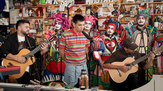 por fin hay unito del mainstream argentino que hace una búsqueda musical con sonidos de NUESTRA música popular y lo putean por negro sigan haciéndose la paja con airb4g mejor manga de opas