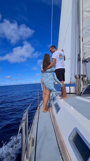 🌍 Mit dem Wind um die Welt ⛵️ Wir sind Katharina & Ulrich – zwei Träumer, Abenteurer und Meeresliebhaber. Vor einigen Monaten haben wir das Festland gegen das offene Meer getauscht. Seitdem segeln wir mit unserem kleinen schwimmenden Zuhause von Horizont zu Horizont. Jeder Sonnenaufgang ist anders, jeder Hafen erzählt seine eigene Geschichte, und der Ozean lehrt uns jeden Tag aufs Neue, was Freiheit wirklich bedeutet. Kommt mit an Bord und begleitet uns auf unserer Reise rund um die Welt – mit