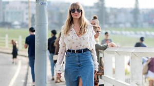 Ingin atau Suka Pakai Rok Denim? Yuk, Intip Style Tips Ini!
