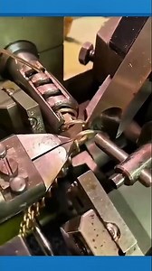 Forming tiny metal chain links for handbag straps with precise automated looping#chainmaking #shorts
