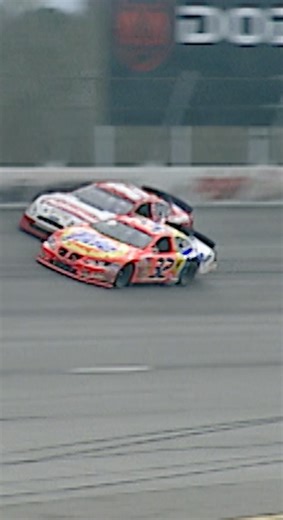 A finish for the ages. Ricky Craven edges out Kurt Busch by 0.002 seconds in the spring 400-miler at Darlington — the closest finish in NASCAR history at the time. Trading paint, wheel to wheel, right to the line. Still one of the sport’s most unforgettable moments. #Darlington75 | Darlington Raceway