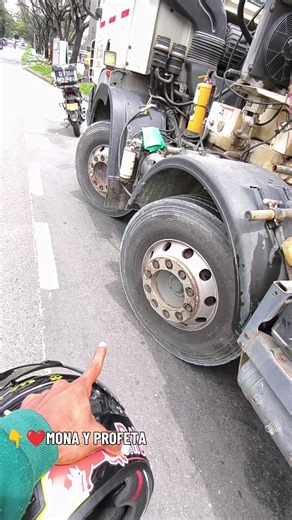 Cómo arrancar y manejar una tractomula cargada: guía para camioneros