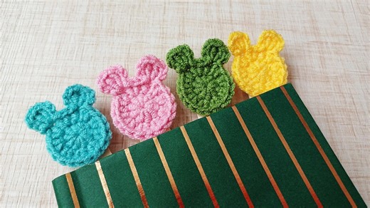 Crochet Bear Bookmark with Popsicle Sticks: A Charming DIY Project