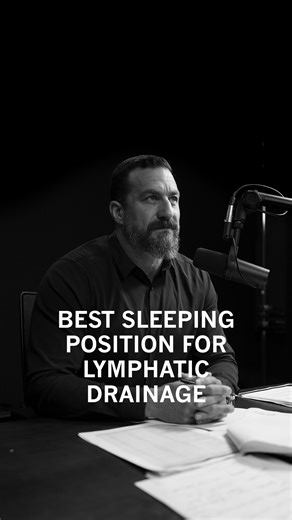 SIDE SLEEPERS GET BETTER BRAIN RESTORATION & AESTHETIC BENEFIT FROM SLEEP • - The episode of the Huberman lab podcast out now is all about the lymphatic system and how the movement of lymph fluid contributes to health and appearance. - Have you ever wondered why people’s faces look swollen and their eyes look tired after a poor night sleep? It’s largely because of reduced lymphatic drainage from the brain and also from the eyes. - Your retina at the back of your eyes are actually part of your ce