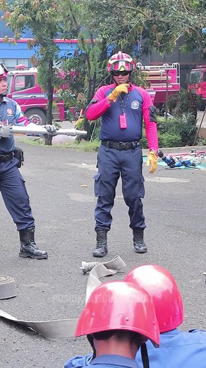 Perlu diperhatikan cara memegang dan menggunakan nozzel yang bener, biar ga kejadian copot selangnya ketika pemadaman #pusdiklatgulkarmat #damkarindonesia #pemadamkebakaran #sambungselang #tutorial #reelschallenge #edukasi #firefighter #firerescue #damkarkabmagelang #magelangfirefighter #magelang_firefighter @damkar_kab_magelang @magelangfirefighter @magelang_firefighter 📽️ : @pusdiklatkar113