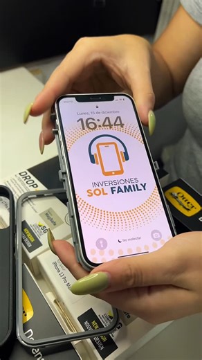 Accesorios para Celulares on Instagram: "¿Cansado de vivir con el miedo a que se te caiga el celular?😩El OtterBox Defender no es solo un forro; es el guardaespaldas oficial de tu equipo. ✨Diseñado con capas de protección contra caídas, polvo y golpes accidentales. 🚀 ¡LO MEJOR! Por la compra de tu OtterBox Defender, el DELIVERY VA POR NUESTRA CUENTA. 🛵💨 #solfamilyinversiones #centrocomercialdelvalle #accesoriosparacelulares #celulares #iphone"