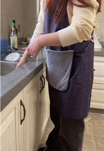 Genius!! Built-In Clip-On Towel Apron Phone Pockets — 50% OFF, Limited Time: Grab Yours Now! Free shipping straight to your door today only!!! #KitchenHacks #apronwithpockets #momhacks #washhand #lifehack