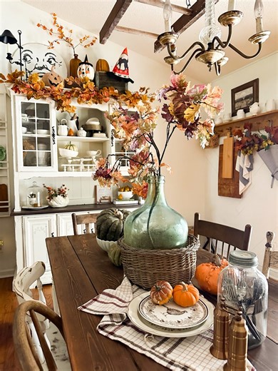 Easy Halloween decor with vintage cozy touches throughout your home #Halloween #halloweendecorations #falldecor | Itty Bitty Farmhouse
