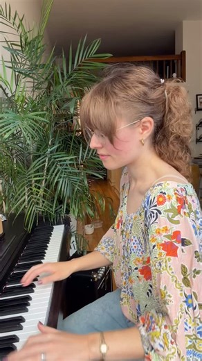 Cozy season = Charlie Brown 🍂🍁 #CharlieBrown #GreatPumpkinWaltz #pianotok #musictok #musician #jazzpiano #jazztok #pianogirl #pianist | Celia Tewey