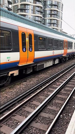Suffragette line approaching a barking Slow #train ￼