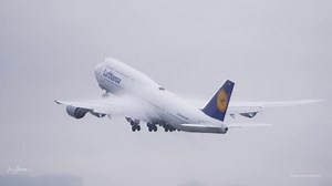 How Lufthansa’s Boeing 747 Took Off on a Rain-Soaked Runway