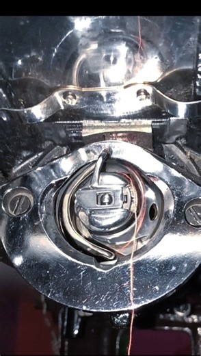 How bobbin thread coming up 👍! #sewingtipsandtricks #sewingmachine#diyideas #shorts