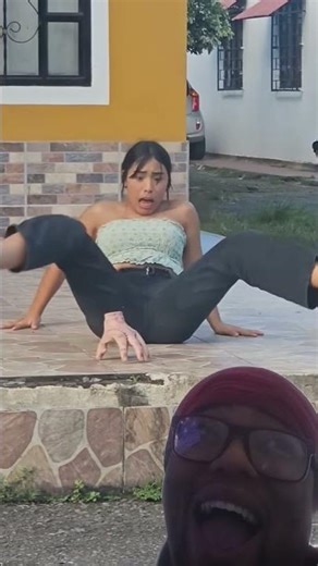 The scary hand prank #prank #funnyshorts #comedyshorts #prankwars #funniestreactions #youtubeshorts