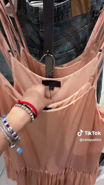 En el video digo que tienda es ☺️Lo nuevo en zara finales de abril 2026 🤩✨ spoiler: hay muchisimas cosas para la playa, outfits para la playa para que te veas divina, fashion y andes fresquita 🫶🏻 #zara #zaranewin #zarabeachwear #beachwear #outfitplaya