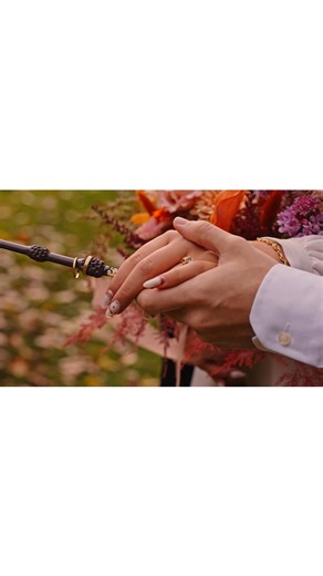 Chloe ROUSSEL PROD on Instagram: "Un Mariage sur le thème de Harry Potter ✨ Certains disent que la magie n’existe pas. Nous, on l’a vue… entre deux regards, quelques bougies et une scénographie enchantée. Voici un premier fragment du shooting d’inspiration imaginé par Julie pour les couples qui rêvent d’un mariage magique, audacieux et hors du commun. Pour ce moment, Lucie et Nathan se sont à nouveau dit « Oui » sous l’univers ensorcelant de Harry Potter ! Organisation, inspiration : @lilas_even