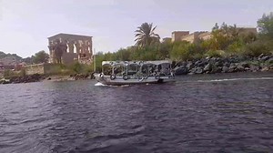 Dejando atrás el TEMPLO DE ISIS, en la isla de Agilika, que fue desmontado y trasladado a ésta desde la próxima isla de FILAE, ahora bajo las aguas. Video: M. Fortuny #Egiptoparati #turismo #excursiones #escapadas #visitas #viajes #cruceros #Aswan #excavaciones #antiguoegipto | Egipto para ti