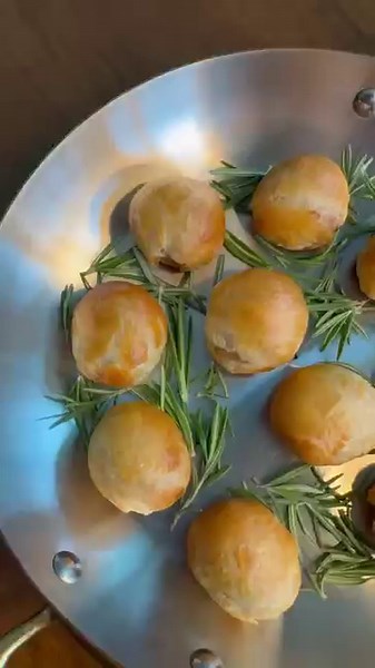 The BEST mini beef wellingtons