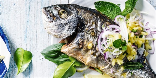Dorada a la barbacoa con ensalada de piña y lima: la receta saludable para una cena baja en calorías