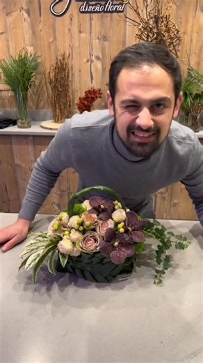 Master Florist on Instagram: "🌹 @byMusho showcases spray roses in an innovative way, nestled inside a basket woven from greenery 🌿. 🎨 Musho incorporates each bloom to add volume and texture, resulting in a striking piece that blends craftsmanship and versatile beauty 💐✨. 💐🧑‍🎨 @byMusho 📦🚚 @verdnatura World of Spray Roses - Together let’s inspire and surprise. 🌈 Endless colours and variety #masterflorist #worldofsprayroses #rosebouquet #sprayroses #roselover #trosroos #trosrozen #roses"