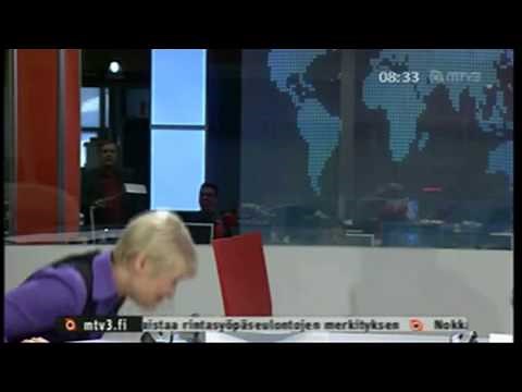 MTV3 24.3.2010 - Uutisankkuri Kirsi Alm-Siira putoaa tuolilta suorassa lähetyksessä