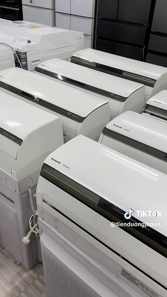 Không phải tự nhiên dòng Panasonic viền đen nội địa Nhật lại được săn lùng nhiều đến vậy. 🔥 Điểm khác biệt nằm ở trải nghiệm: – Lạnh nhanh, sâu nhưng cực êm – Chạy bền bỉ nhiều năm không xuống cấp – Tiết kiệm điện nhờ Econavi thông minh 💎 Thiết kế đẳng cấp: – Viền đen sang trọng – Mặt nạ tự dâng khi bật máy – nhìn là biết hàng xịn 🌿 Công nghệ bảo vệ sức khỏe: – Nanoe-X / Nanoe-G khử mùi, diệt khuẩn – Không khí sạch hơn, không khô da, dễ chịu khi ngủ 👉 Phù hợp cho khách cần: ✔ Điều hòa chạy ê