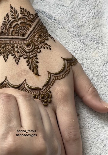 Try this henna design🌸🌿draw with me❤️ #arabictiktok #henna #mehndi #arabichenna #ArabTikTok #mehndilover #fypage #stylish #eidhenna #hennainspo