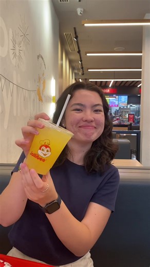 Come with me to the @Jollibee 🐝 at 833 Granville Street! I counted 4 Jolly Bees, what about you? #ad #JollibeeAmbassador #JollibeeCanada #JollibeeVancouver @Intern Queen