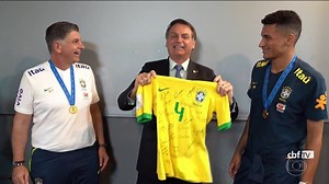 Bolsonaro visita os campeões da Copa do Mundo Sub-17 da Fifa