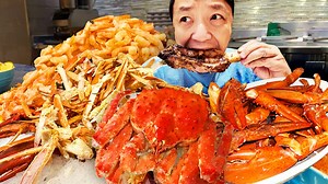 King Crab is BACK and The Wynn Las Vegas is bringing the heat with their brand new Seafood Spectacular dinner experience! From buttery king crab legs to lobster, oysters, and more, this high-end seafood spread is what Vegas dreams are made of. #KingCrab #WynnLasVegas #VegasBuffet #LasVegasEats #WynnBuffet | Strictly Dumpling
