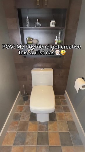 Oups forgot to clean the inside 🚽💩 #xmas #christmas #decoration #toilet #bathroom #santaclaus #perenoel #noel #toilette #fyp #viralvideos #pourtoi