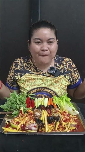 Delicious mango and shrimp stir-fry