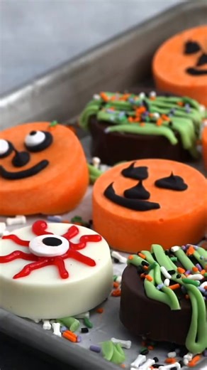 Dipped Oreos! These are SO much fun to decorate for Halloween (day 7). All you need are candy melts and Oreos (and decorations). #treats #halloween #candy #diy #party #halloweendesserts #oreo | iSatisfied Viral | Facebook