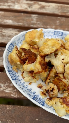 O super reteta de vara zic eu 😊 Conopida pane la cuptor Ai nevoie de conopida, 2 oua, panko, parmezan, 3 linguri ulei de masline, sare si zeama de la 1 lamaie. Pui cuptorul la incins. Se fierbe conopida. Separat bati ouale cu panko, sarea, uleiul de masline. Scurgi buchetele de conopida si le treci prin amestec. Le pui pe o tava si presari parmezan peste. Lasi la cuptor 12-15 min pana se rumenesc. Eu pun si zeama de lamaie la final dar este optional. Am avut mare succes cu aceasta reteta la cop