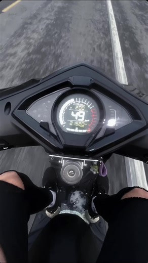 我也才17 後面還有很長的路要走 你也是 一路上還會遇到比我好的人 很多很多次 但我是你遇到的 第一棵樹 不要因為野花 忘了我這棵能為妳遮風擋雨的樹 我知道路邊的野花很好 忍不住去觸碰也不怪你 自己也清楚沒有什麼錢 沒有出眾的長相 沒有很好的口才 更沒有什麼幽默感 說不出讓你不離開我的理由 所以不怪你 是我自己還不夠好 你在外面玩累了 還是要回家 早點回來 要記得家裡還有人在等你 他們最終也只是花 不是有結果的樹